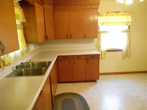 725 N Main St, Eureka, IL 61530 photo 10