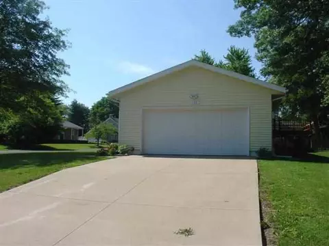 136 Doe Run, Macomb, IL 61455 photo 3