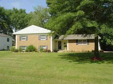 136 Doe Run, Macomb, IL 61455 photo 1