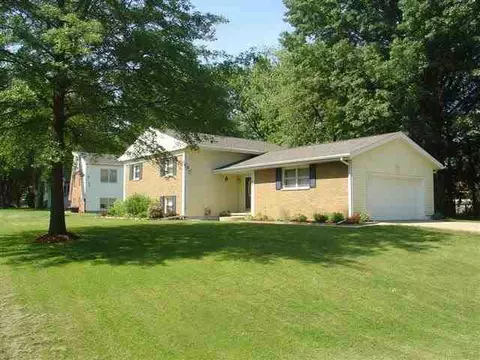 136 Doe Run, Macomb, IL 61455 photo 2