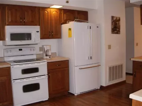 218 Pinecrest, Macomb, IL 61455 photo 2