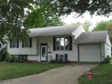 438 Summers Dr, Macomb, IL 61455 photo 2