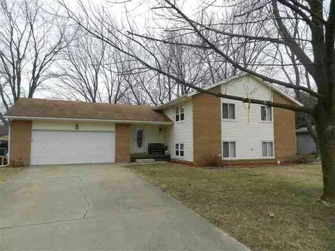 112 Doe Run, Macomb, IL 61455 photo 1
