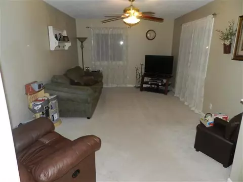 112 Doe Run, Macomb, IL 61455 photo 3