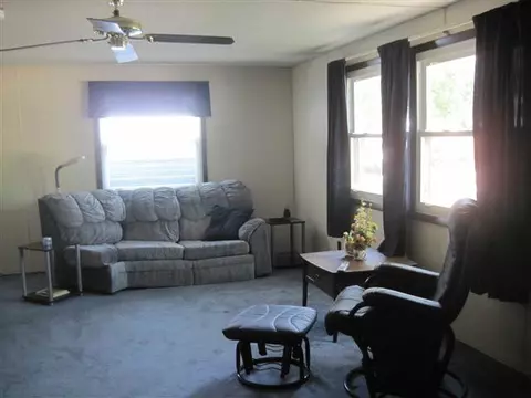 124 James Dr, Macomb, IL 61455 photo 2