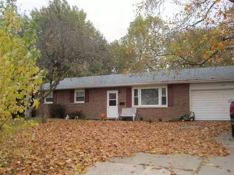 925 Jamie Ln, Macomb, IL 61455 photo 2
