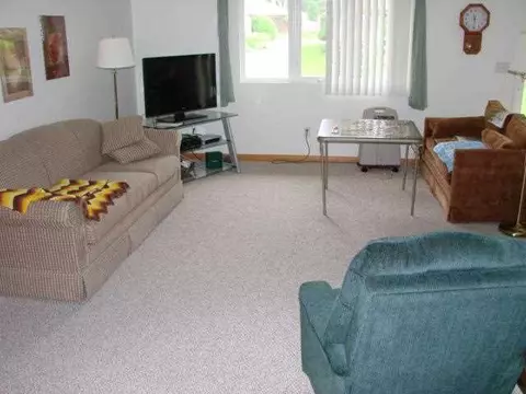 320 Pinecrest Dr, Macomb, IL 61455 photo 2