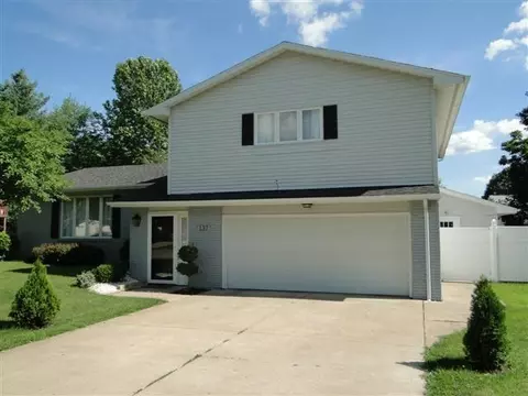 137 James Dr, Macomb, IL 61455 photo 1