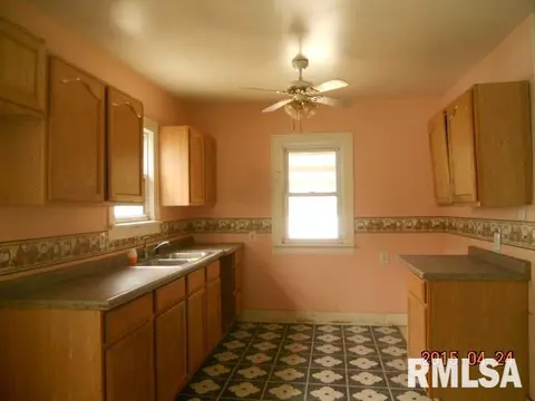 827 S Johnson, Macomb, IL 61455 photo 2