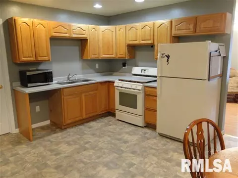 932 E Oak St, Macomb, IL 61455 photo 10