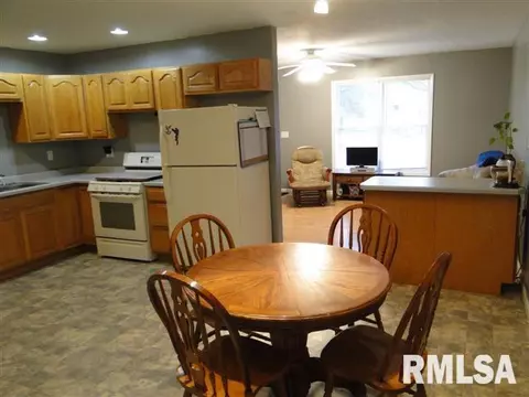 932 E Oak St, Macomb, IL 61455 photo 9
