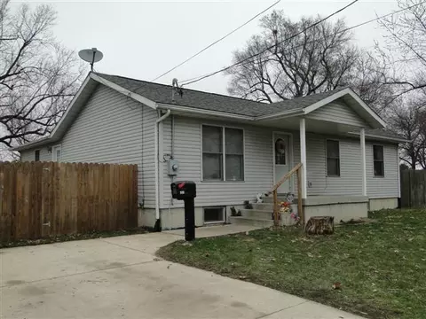932 E Oak St, Macomb, IL 61455 photo 2