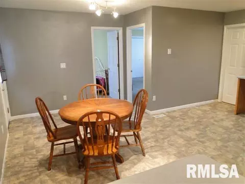 932 E Oak St, Macomb, IL 61455 photo 11