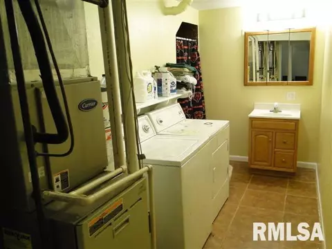 932 E Oak St, Macomb, IL 61455 photo 21