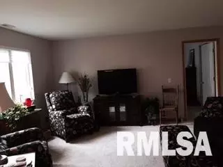 321 Pinecrest Dr, Macomb, IL 61455 photo 2