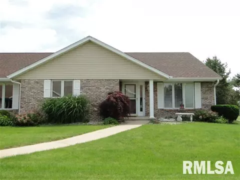 227 Scotch Pine Dr, Macomb, IL 61455 photo 2