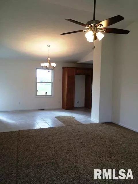 2110 Cody Dr, Eureka, IL 61530 photo 4