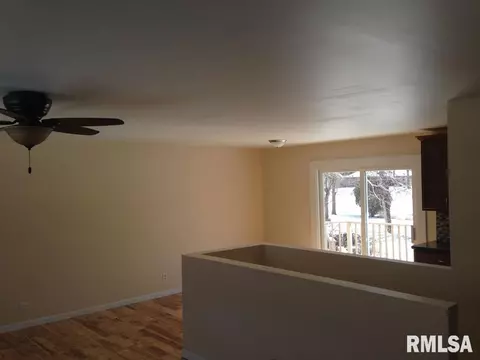 229 E Summit Dr, Macomb, IL 61455 photo 2