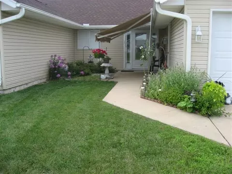 223 Scotch Pine Dr, Macomb, IL 61455 photo 2