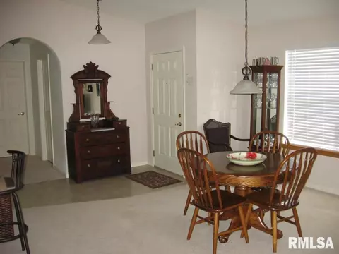 1012 Willow Rd, Macomb, IL 61455 photo 2