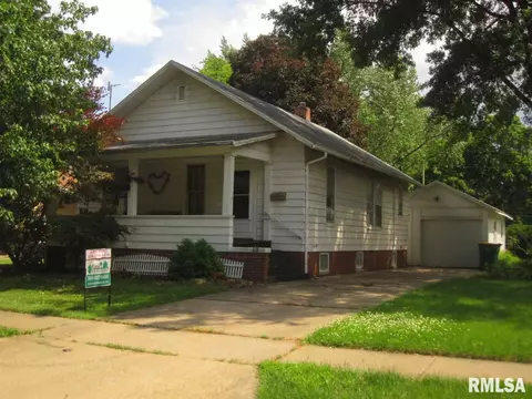 809 E Washington Dr, Macomb, IL 61455 photo 1
