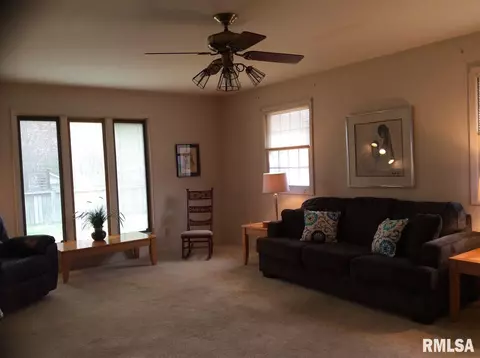 707 Meadow Dr, Macomb, IL 61455 photo 4