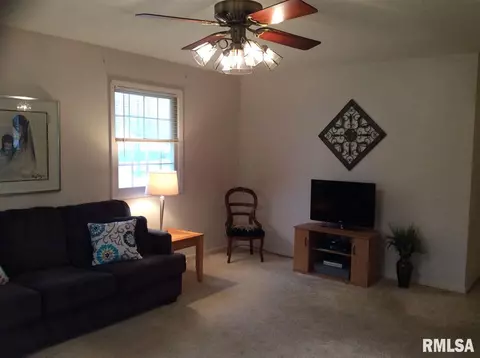 707 Meadow Dr, Macomb, IL 61455 photo 3