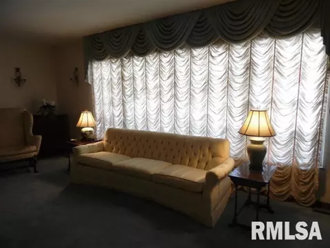 627 E Franklin St, Macomb, IL 61455 photo 3