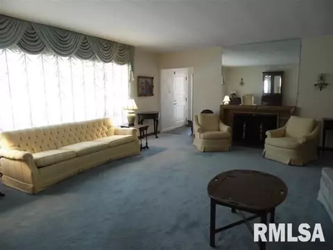 627 E Franklin St, Macomb, IL 61455 photo 5