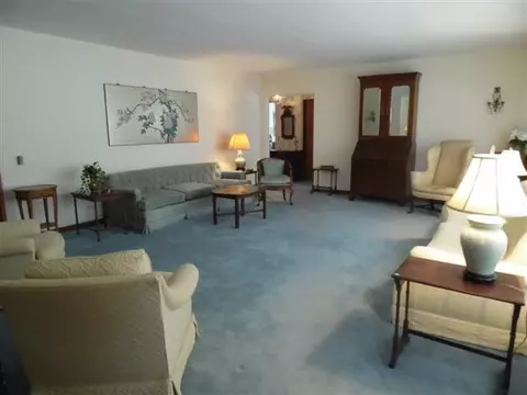 627 E Franklin St, Macomb, IL 61455 photo 2