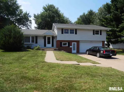 916 Candy Ln, Macomb, IL 61455 photo 1