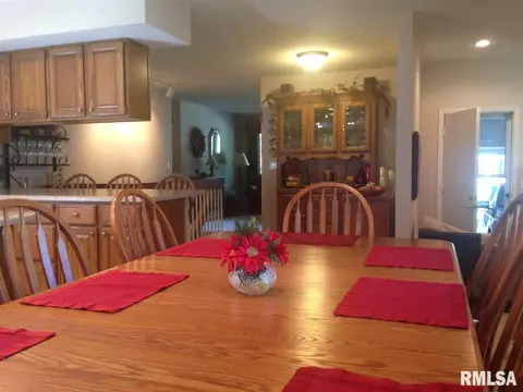 401 Meadow Dr, Macomb, IL 61455 photo 6