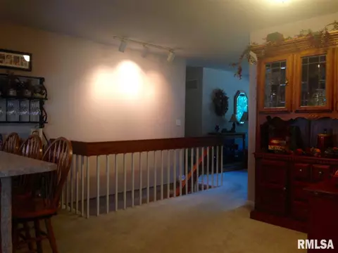 401 Meadow Dr, Macomb, IL 61455 photo 4