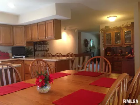 401 Meadow Dr, Macomb, IL 61455 photo 5