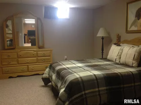 401 Meadow Dr, Macomb, IL 61455 photo 12