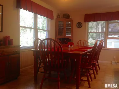 401 Meadow Dr, Macomb, IL 61455 photo 8