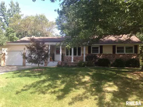 401 Meadow Dr, Macomb, IL 61455 photo 1