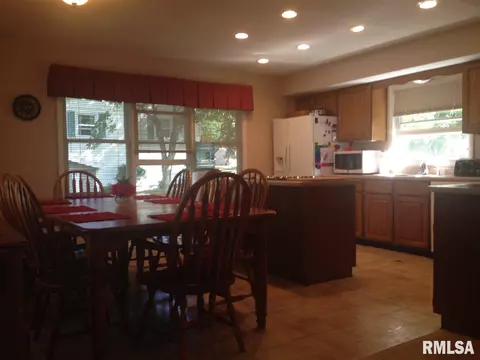 401 Meadow Dr, Macomb, IL 61455 photo 10