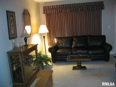 401 Meadow Dr, Macomb, IL 61455 photo 2