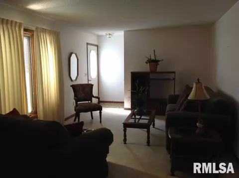 200 Scotch Pine Dr, Macomb, IL 61455 photo 2