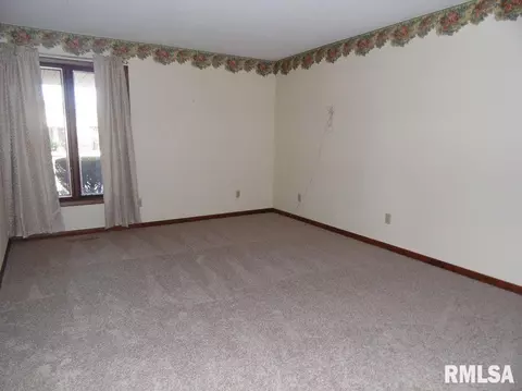 503 James Dr, Macomb, IL 61455 photo 8