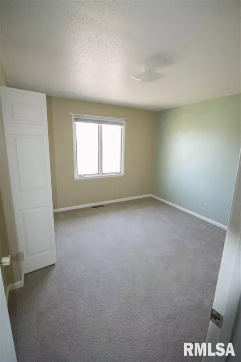 14 Cedar Dr, Macomb, IL 61455 photo 7
