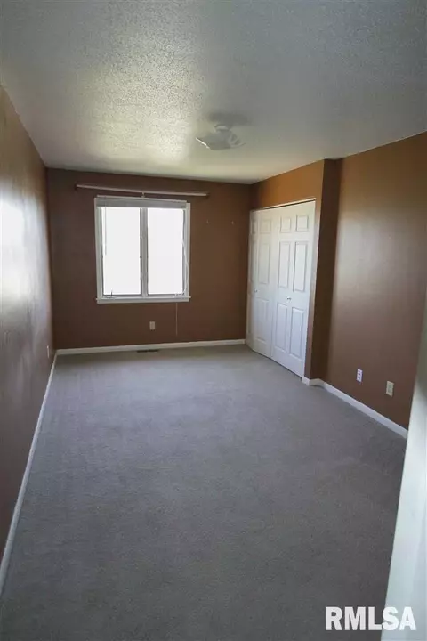 14 Cedar Dr, Macomb, IL 61455 photo 2