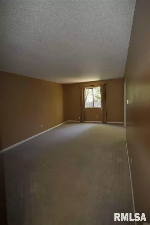 14 Cedar Dr, Macomb, IL 61455 photo 3