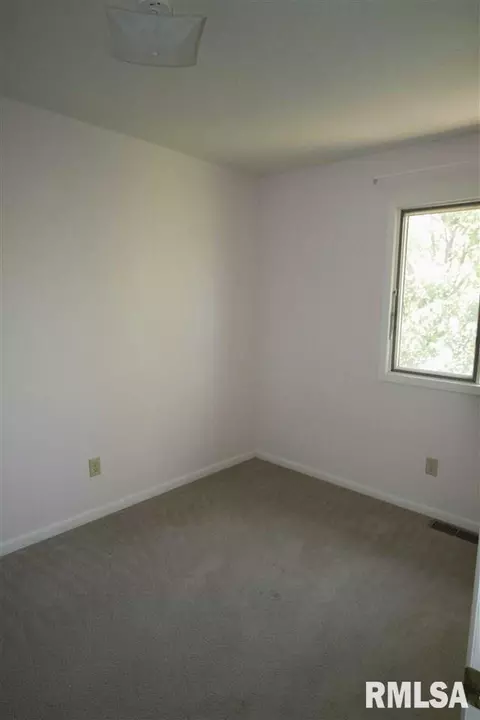 14 Cedar Dr, Macomb, IL 61455 photo 8
