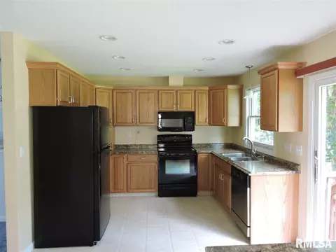 815 Meadow Dr, Macomb, IL 61455 photo 4