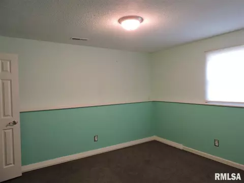 815 Meadow Dr, Macomb, IL 61455 photo 8