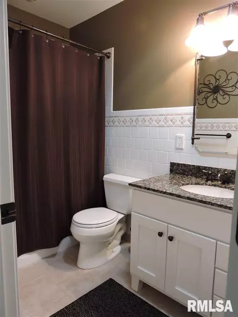 815 Meadow Dr, Macomb, IL 61455 photo 5