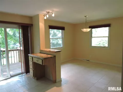 815 Meadow Dr, Macomb, IL 61455 photo 2