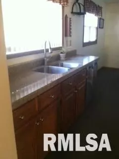 721 S Johnson St, Macomb, IL 61455 photo 5